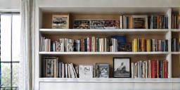 Librería a medida blanca integrada